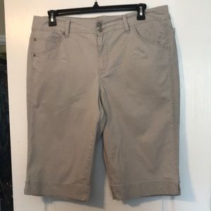 BIN4 Bandolino Women’s Bermuda shorts size 16W